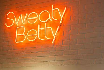 https://productionflexioffices.s3.eu-west-1.amazonaws.com/uploads/area_guide_slide/image/272/thumb_optimized_Flexioffices-Shoreditch-Wellbeing-Sweaty-Betty.jpg