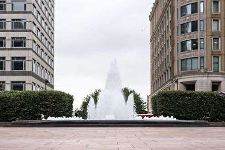 https://productionflexioffices.s3.eu-west-1.amazonaws.com/uploads/area_guide_slide/image/28/thumb_optimized_Canary-Wharf_General_Fountain.jpg