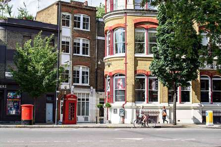 https://productionflexioffices.s3.eu-west-1.amazonaws.com/uploads/area_guide_slide/image/42/thumb_Clerkenwell_General_Street.jpg